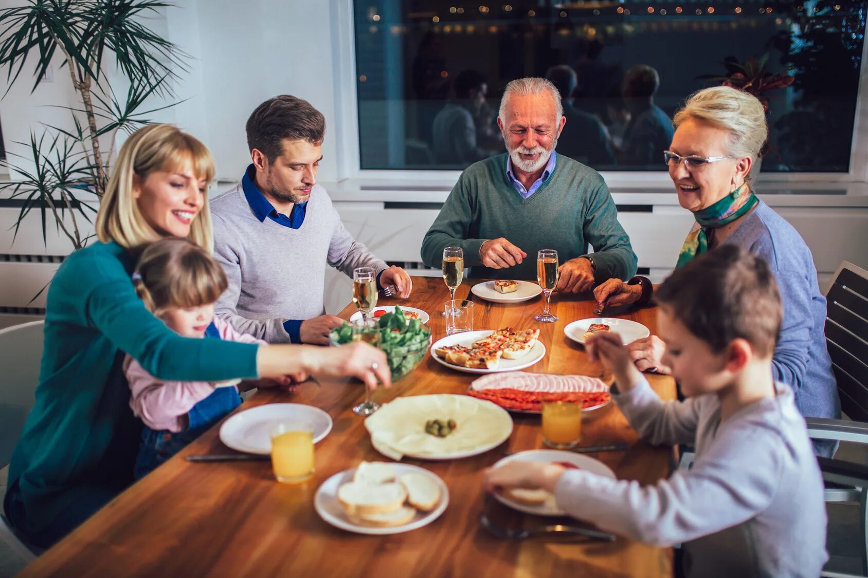 Around table. Фото большая семья много поколений за столом. family around the table. family is around the table. family photo around a table.