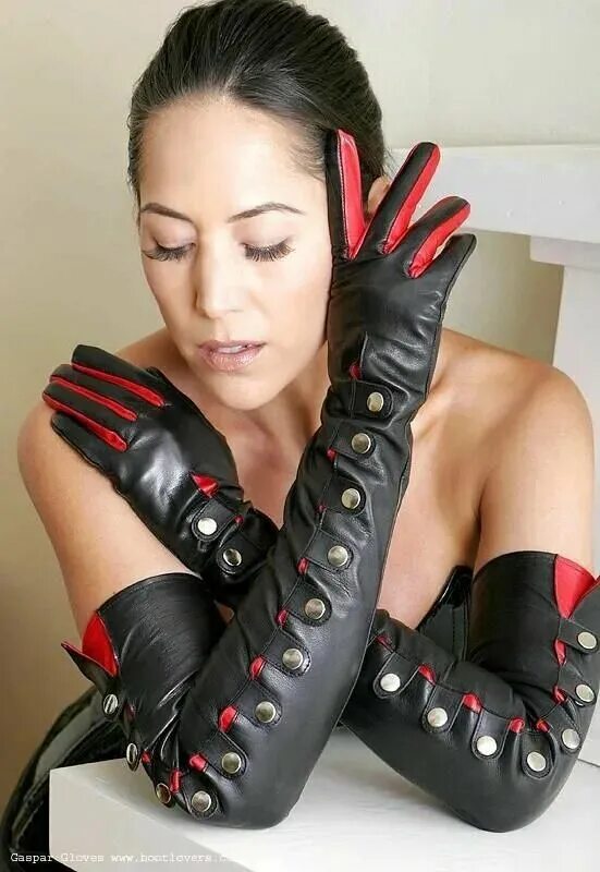 Женщина в шляпке и перчатках. Руки госпожи. Женщина в шляпе и перчатках. Госпожа в кожаных перчатках. Длинные кожаные перчатки и сапоги.