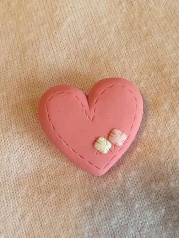 Сердце из глины своими руками. Сердечко из глины. Кулон сердце из полимерной глины. Сердечко из полимерной глины. Сердечки из глины.