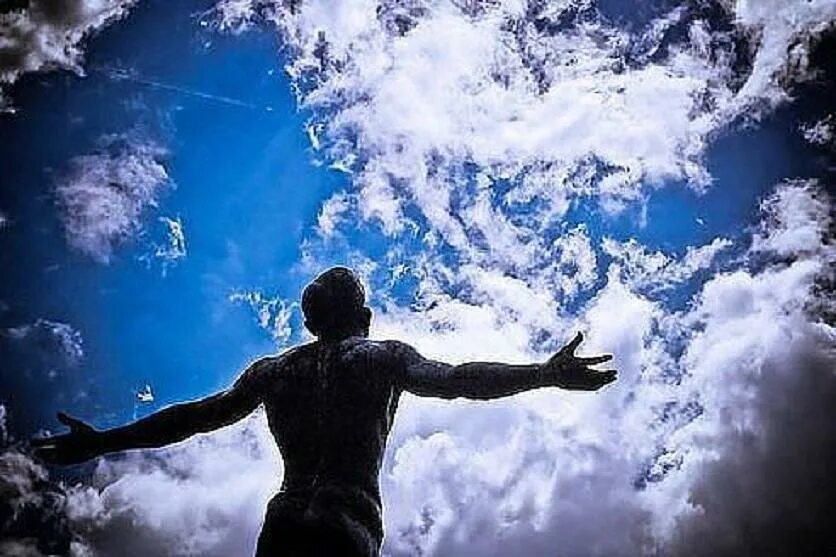 Бог с тобой где чувство воли. Человек на облаке. Небо Свобода. Взгляд в небо.