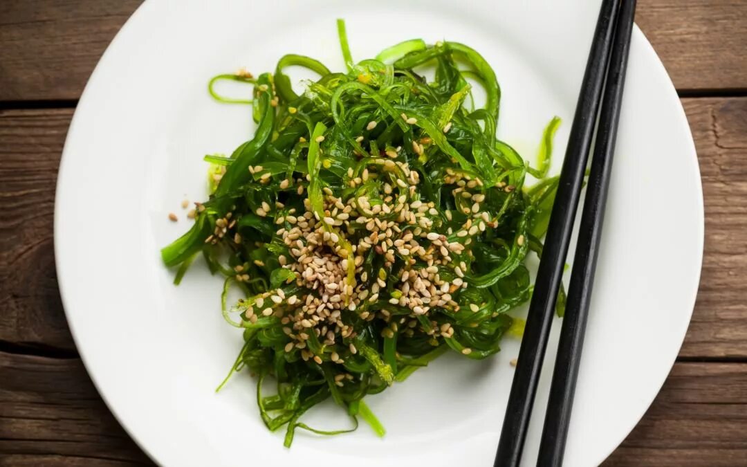 Ламинария рецепт. Ламинария японская морская капуста. Салат из водорослей ламинария. Рис с водорослями вакаме. Зеленые водоросли вакаме.