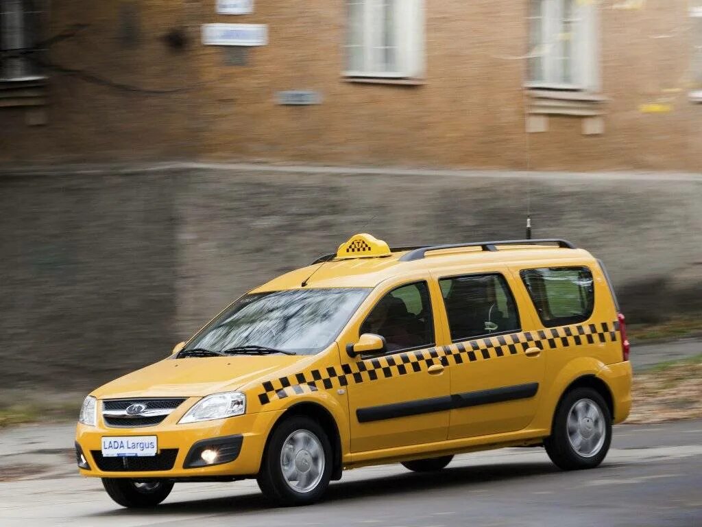 Фото такси машин. Лада Ларгус желтая. Лада Ларгус кросс такси. Lada Largus такси. Желтый Лада Ларгус кросс.