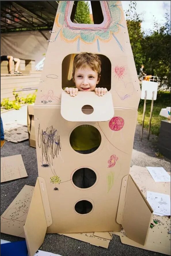 Картонная ракета. Картонный домик ракета. Ракета из картонной коробки. Ракета из картона большая. Ракета из картона для детей.