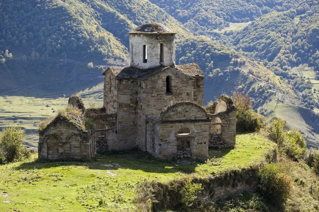 Сторожевая башня адиюх карачаево-черкесия. Шоанинский монастырь карачаевск. Карачаево-черкесская республика горы. Шоанинский храм домбай. Шоанинский храм домбай.