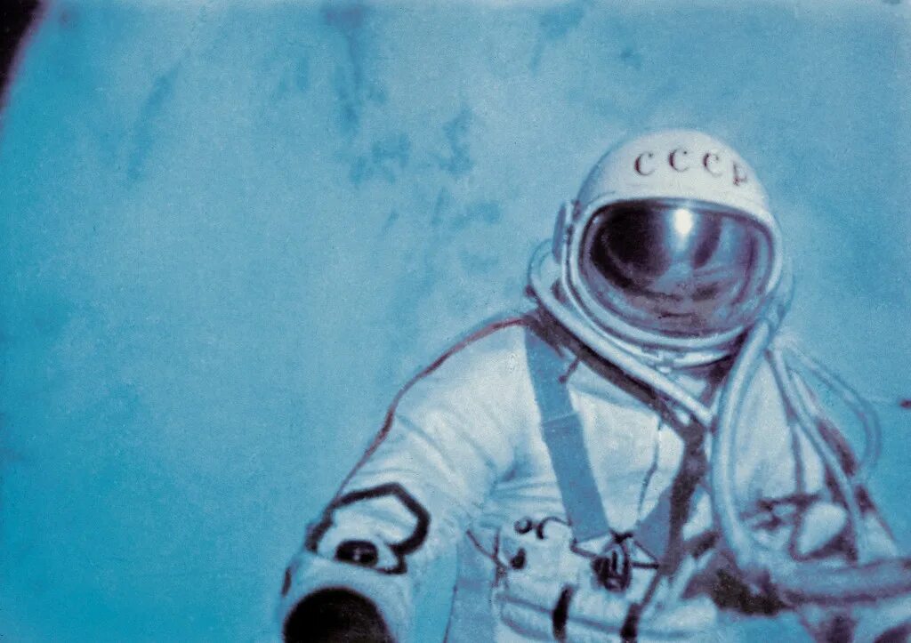 Первый выход человека в космос леонов. Леонов космонавт выход в космос.