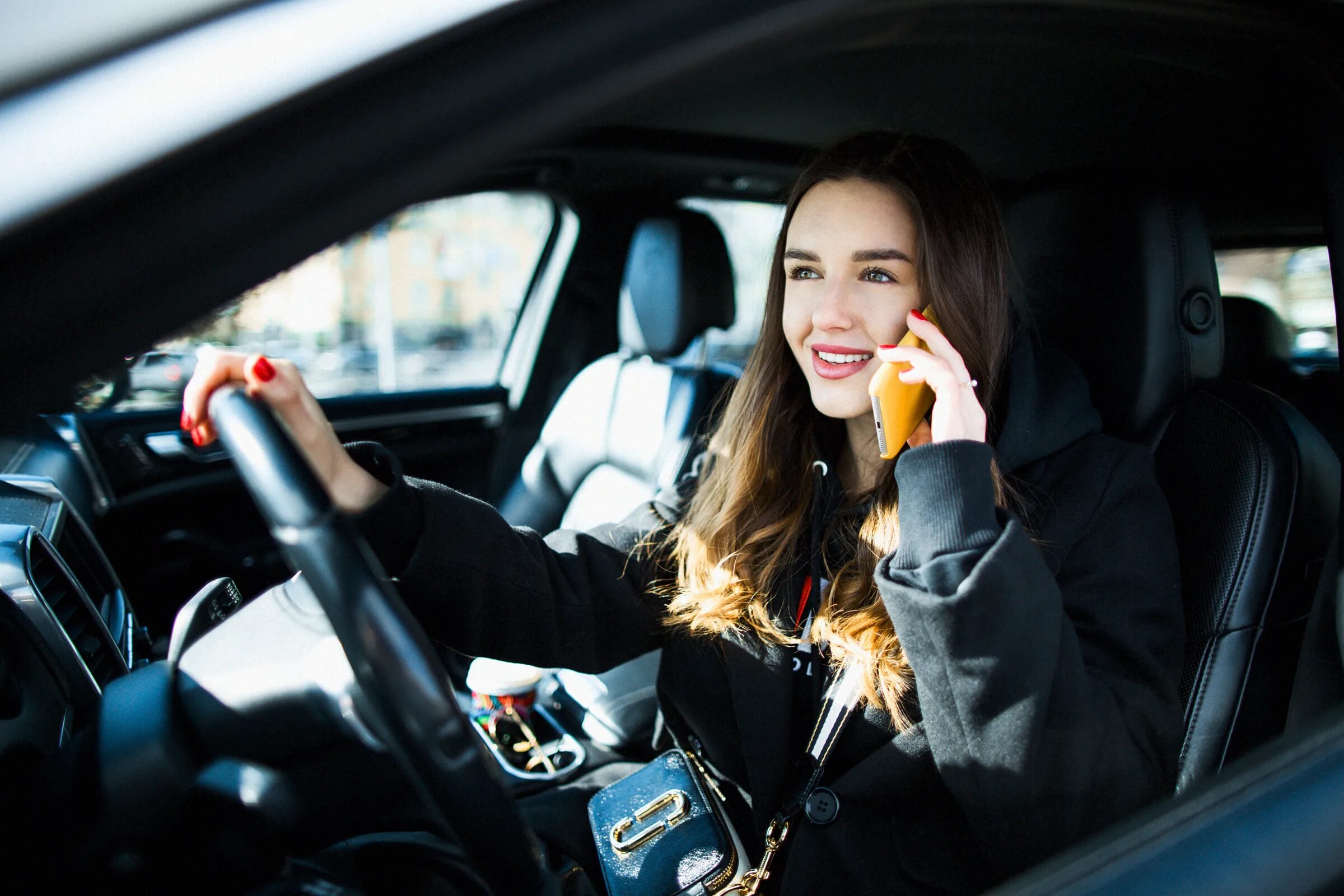 Девушка за рулем фото. Девушка за рулем. девушка шатенка за рулем. юная девушка за рулем. девочка за рулем машины в америке.