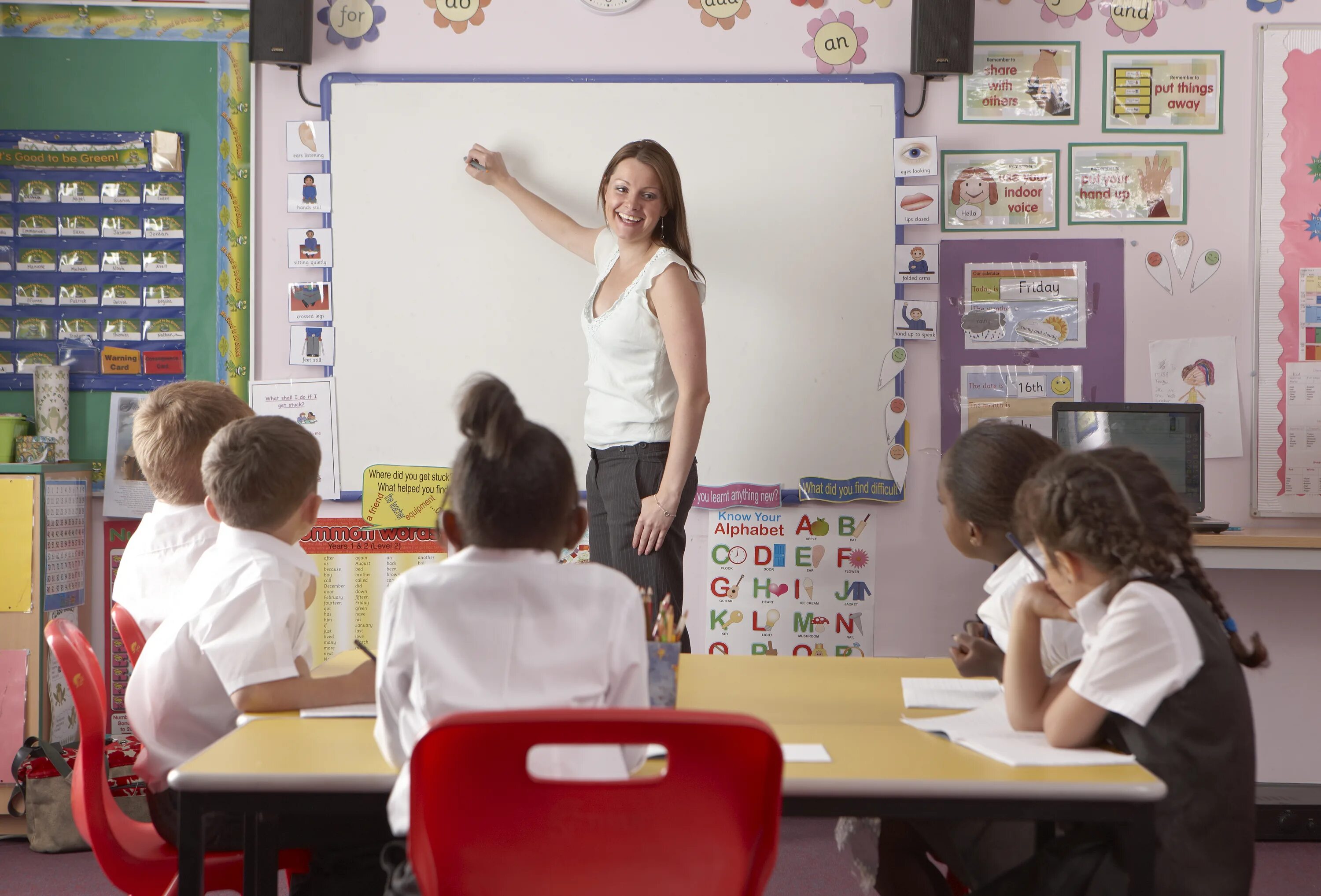 The teacher to us go home. Урок в начальной школе. Уроки учителя. Дети на уроке. Учитель и дети.