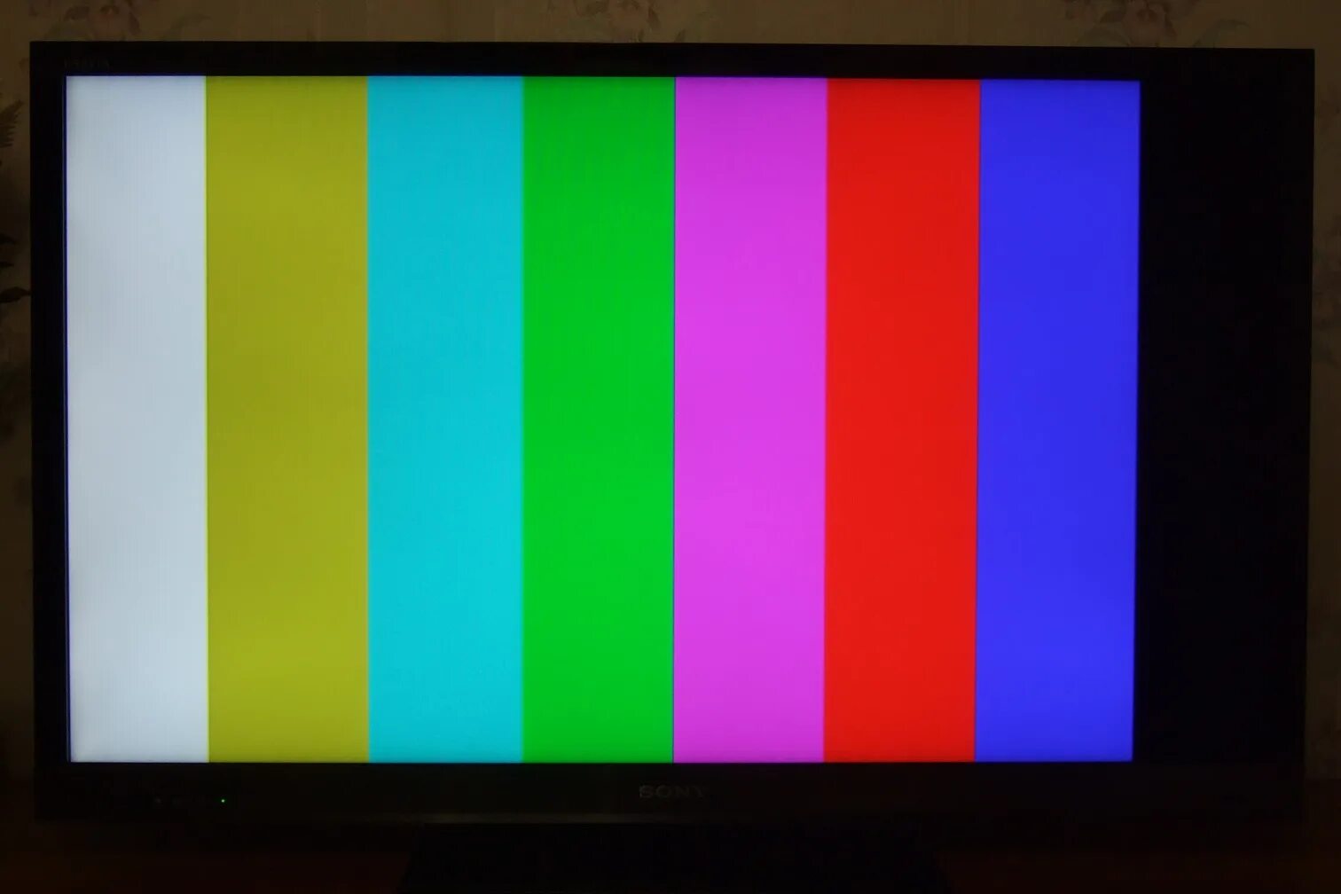 Экрана tv. Цветные полосы на экране телевизора. Разноцветные полоски на экране. Экран с цветными полосками. Разноцветные полосы на телевизоре.