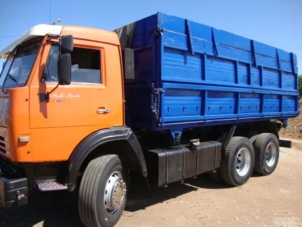 Камаз 65117 бортовой. Камаз зерновоз макси крыша. Камаз 53212 зерновоз красный. Требуется водитель на зерновоз. Камаз 6520 зерновоз с прицепом.