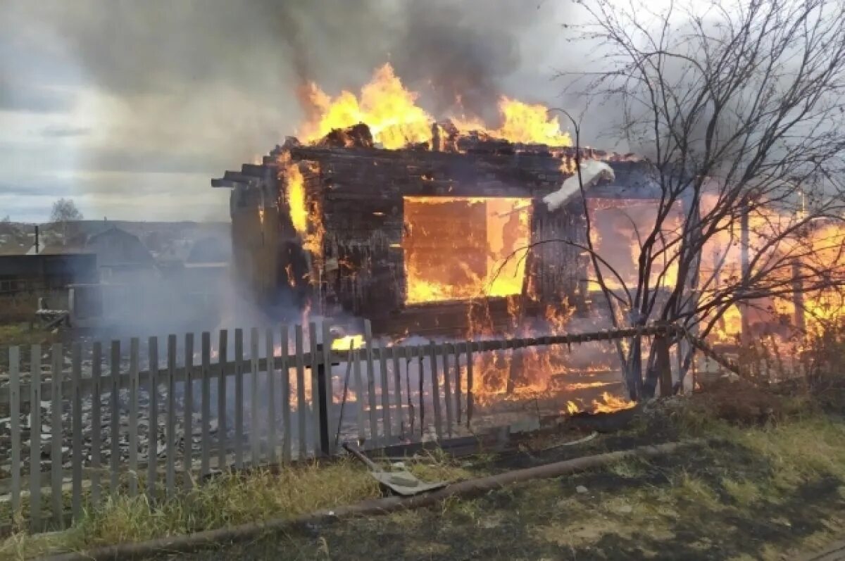 Горящий дом. Дом горит. Пожар в доме. Пожар надворных построек. Сгорел дом давай