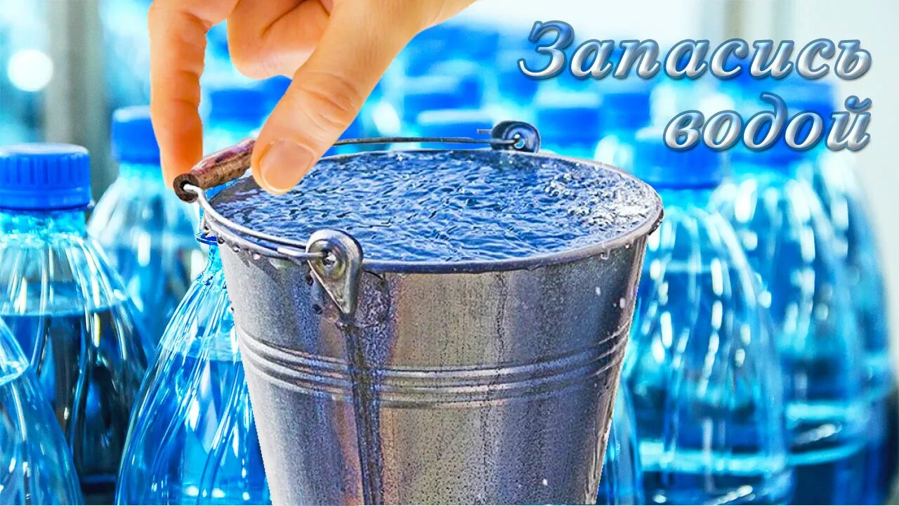 Родник ручей. Просят бесплатную воду. Пить воду из родника. Человек пьет воду в пустыне. Вода в руках.
