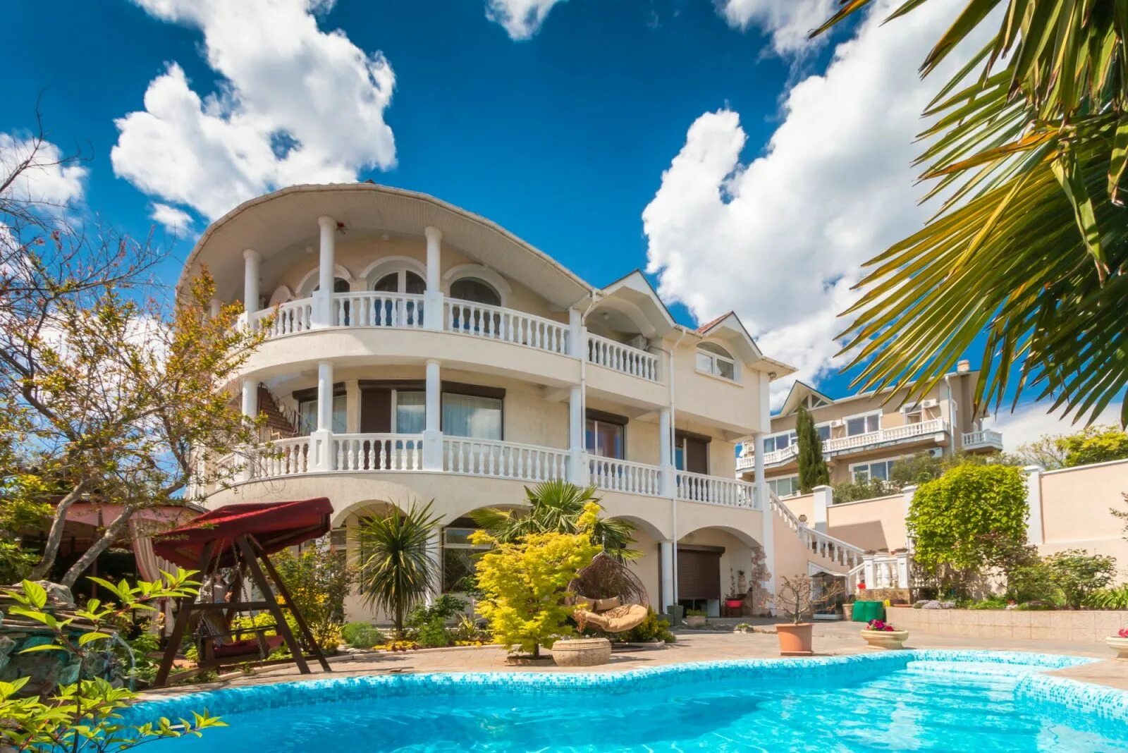 тимирязева ялта. баня ялта поселок горное. лазурная 44. аренда дома на свадьбу ялта. домик с бассейном крым.