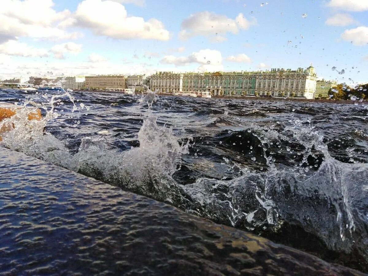 На реке неве на воде. Река Нева шторм. Нева шторм наводнение. Водопад в Неве СПБ. Волна СПБ.