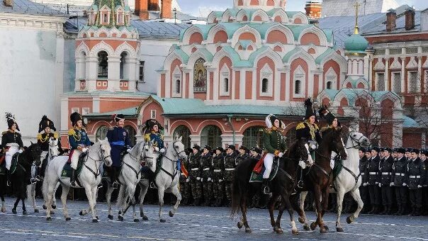 10 лет параду. Парад 1985 года на красной площади. Всадник на красной площади. Выпускной на красной площади 1941. Мп7 парад.