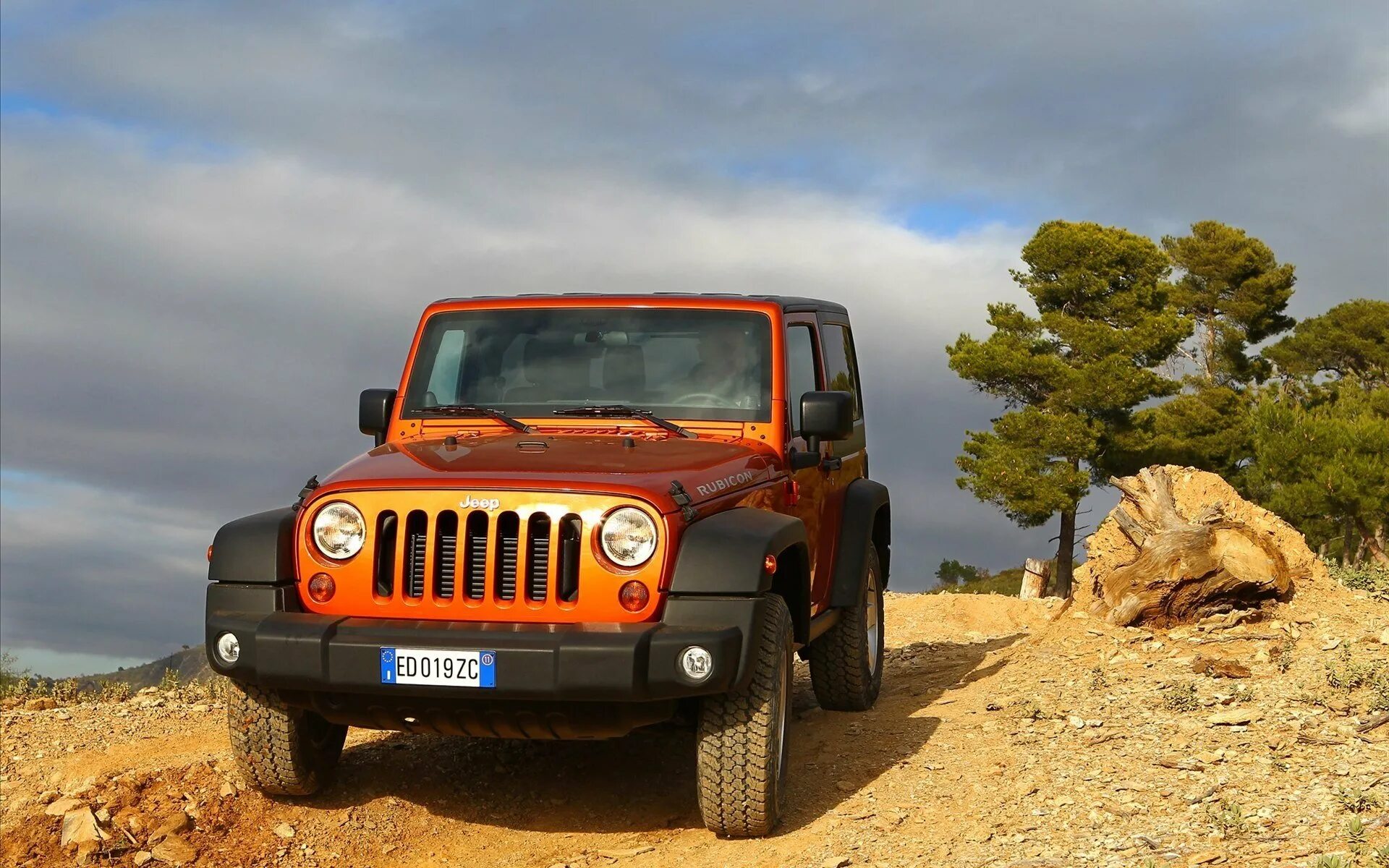 Джип Вранглер Рубикон. Джип Вранглер Рубикон оранжевый. Jeep Wrangler Rubicon оранжевый. Джип Вранглер 2012. Что такое внедорожник