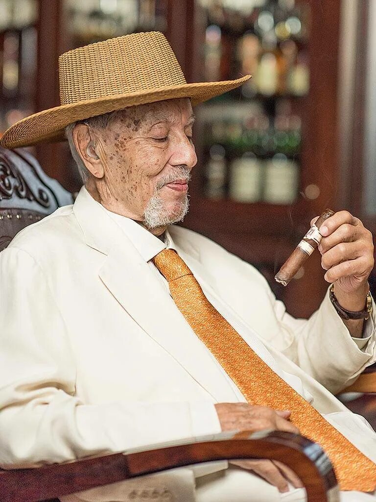 Avo Uvezian. Сигары АВО Увезян. Avo Uvezian Cigar. АВО Увезян Caribe.