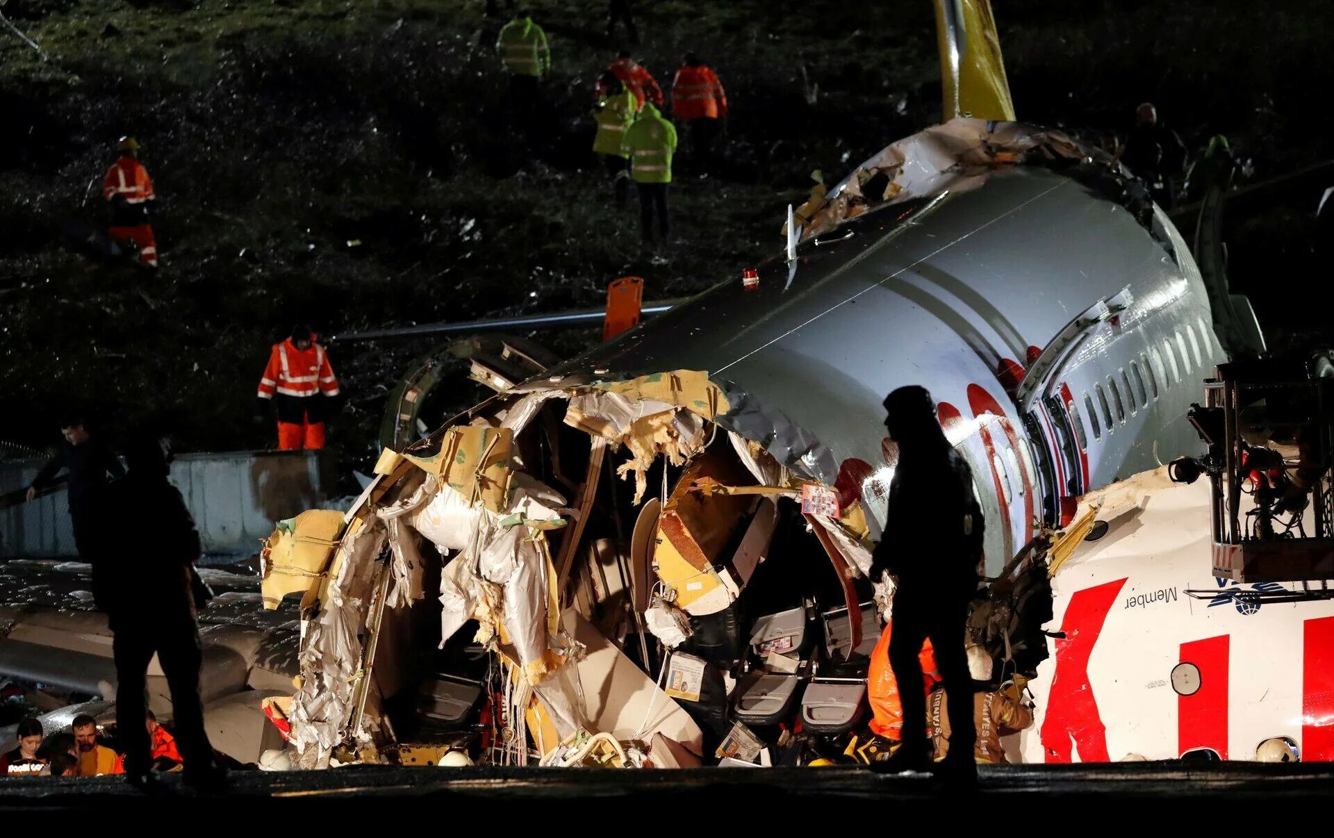 Падение самолета люди. Крушение самолет Boeing 737. Крушение Boeing 737 в Стамбуле.