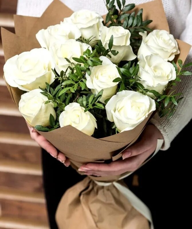 Букет роз 11 штук. Букет 11 белых роз. Букет "Эквадорские белые розы". 11 Белых роз с Писташ.