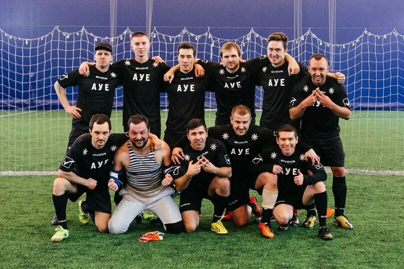 За какую команду футбольную болеет