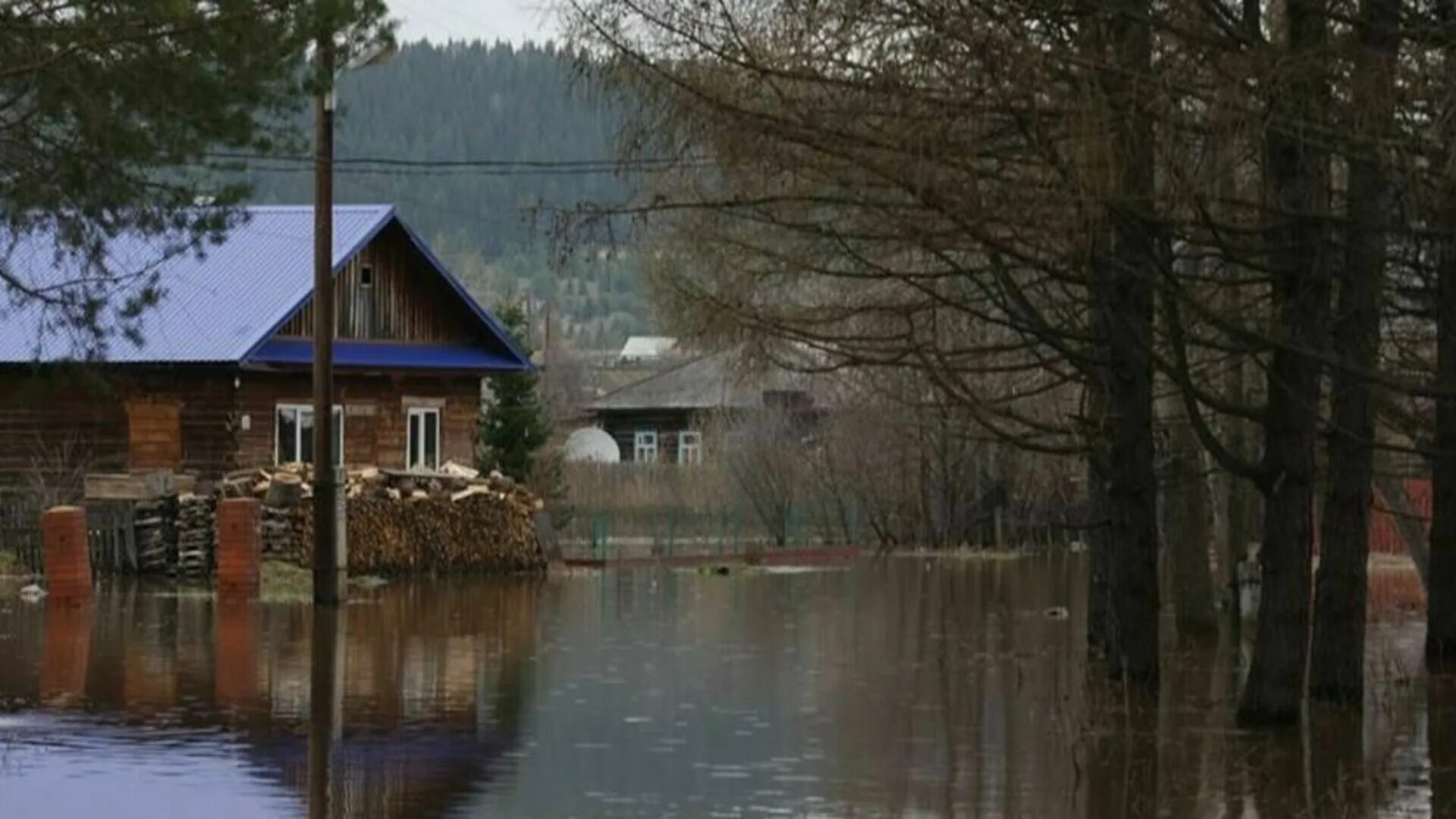 Уровень воды в гайнах на сегодня. Пермский край Гайнский район поселок Гайны. Посёлок Мулянка Пермский край. Пермский край Гайнский район поселок Серебрянка. Половодье поселок Усть черная Пермский край.