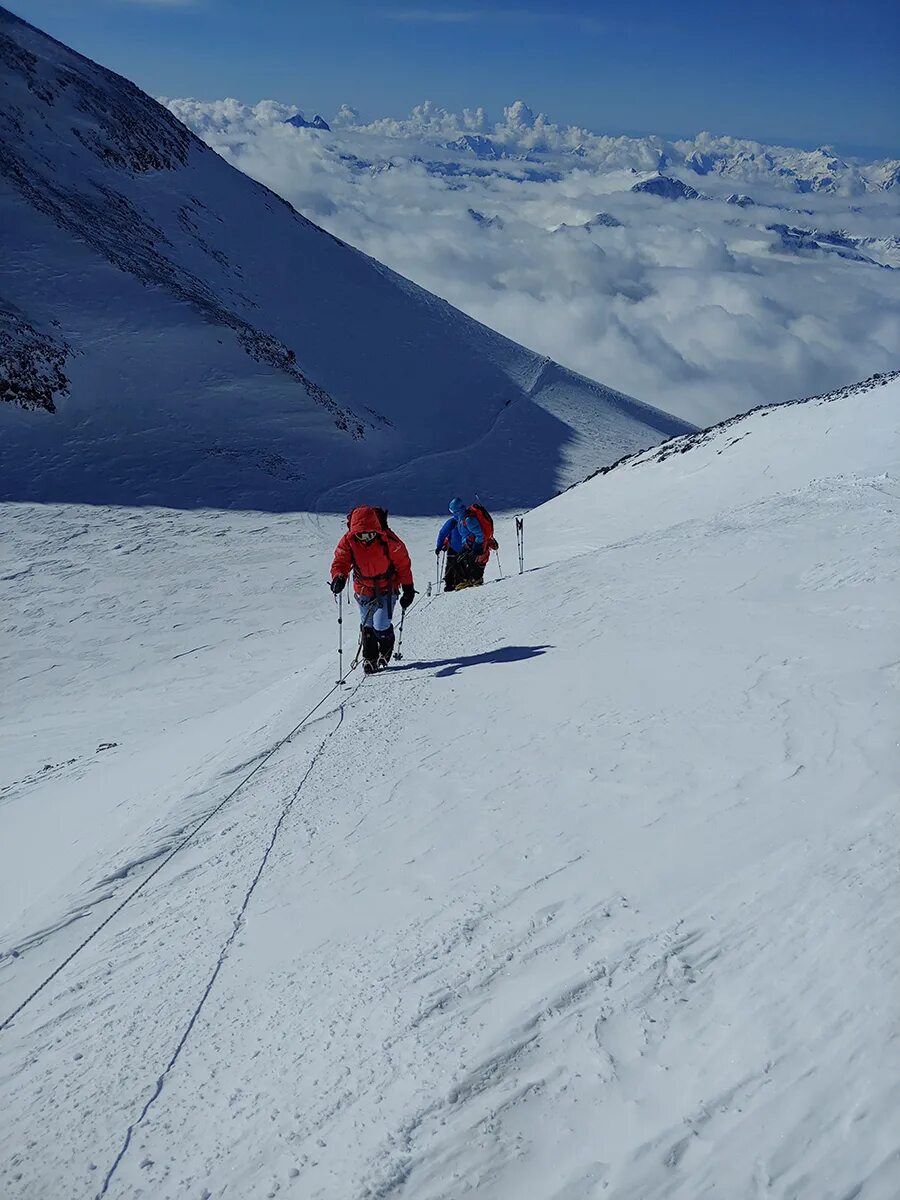 3 вершины эльбруса. Седловина Эльбруса высота. Восхождение на Эльбрус. Подъем на Эльбрус. Эльбрус 3888.