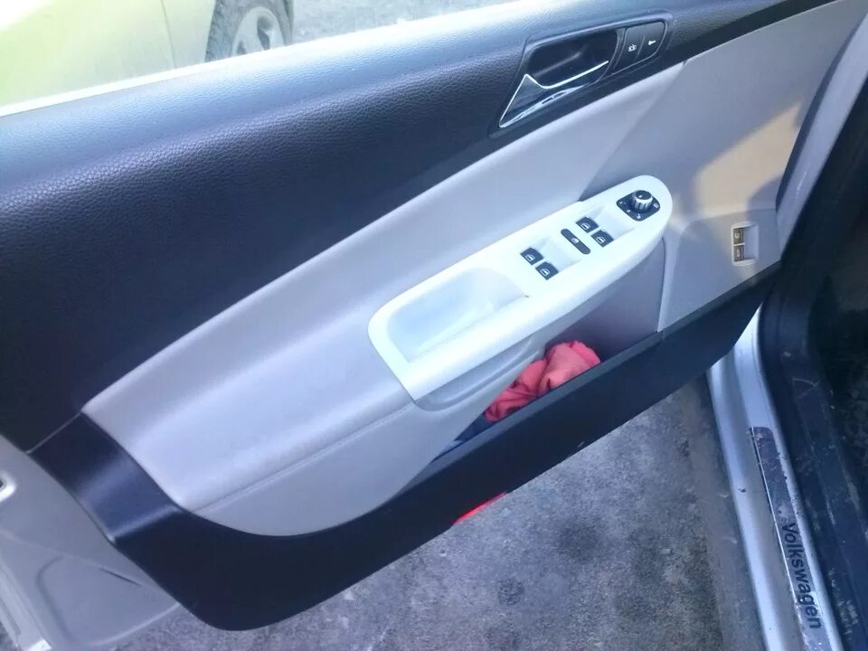 Ручка водительской двери Солярис 1 с кнопкой. Внутренняя ручка водительской двери Фольксваген Пассат б5. Ручка водительской двери Solaris. Коврик ручки водительской двери Mazda 6.