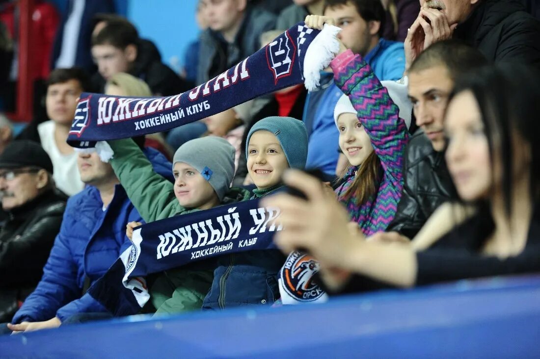 Болельщики урал фото. Трибуны для зрителей хоккей орск. Гостевая болельщиков южный урал. Новости орск точка ру сегодня главный сайт города. Команда вести южный урал.