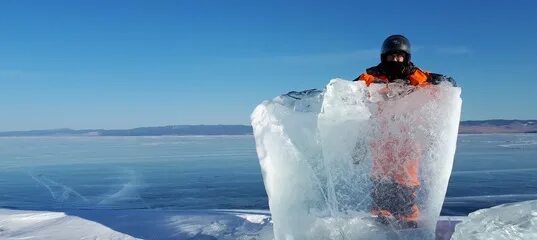 Сколько лед на байкале. Толщина льда на озере Байкал. Байкал зимой. Лед Байкала. Озеро Байкал зимой.