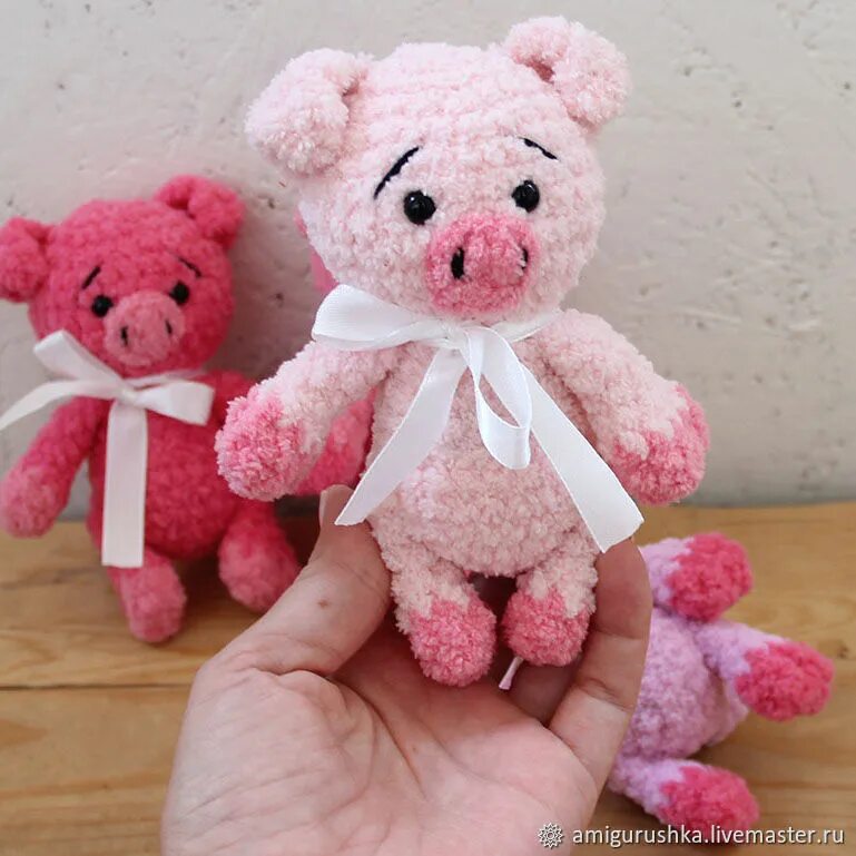 Игрушки из плюшевой пряжи крючком. Маленькие игрушки крючком из плюшевой. Зефирный мишка амигуруми. Мишка тедди юлии дейнега. Вязаные плюшевые игрушки.