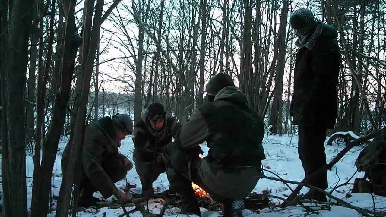 Поход в лес зимой. Лесной поход зимой. Экстремальный поход в лес.