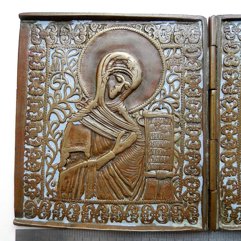 складень иконы богоматерь знамение. 19 век. обстановка у антиквара. музей библии в санкт-петербурге фото. старинные иконы из бронзы.