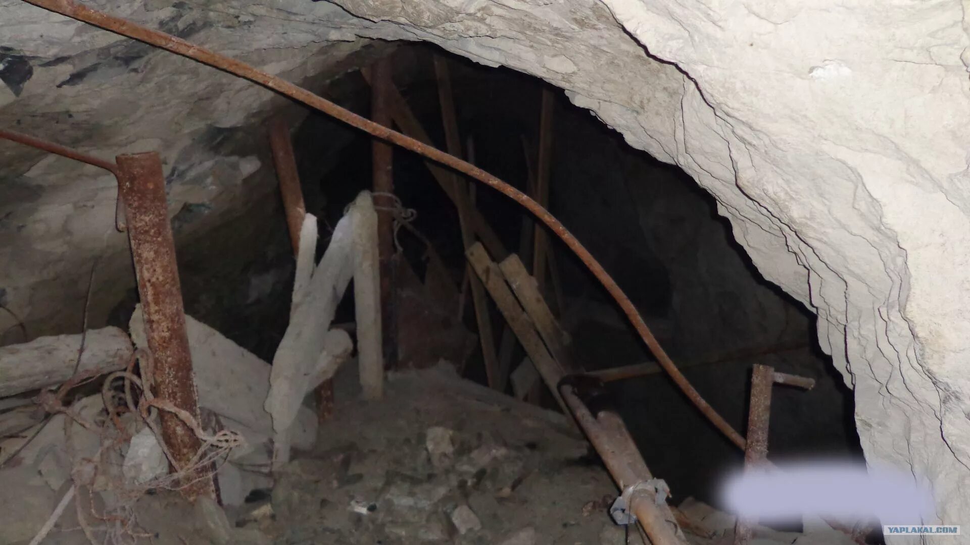 Работы под землей. Комбайн в подземных рудниках алроса. Работы под землей. Шахта в якутии алмазы. Комбайн в подземных рудниках алроса.