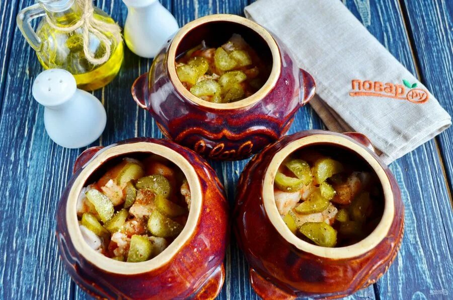 горшочки огурцов алекс. жаркое с солеными огурцами. грузинский суп чанахи. блюдо в горшочке с красной рыбой с солеными огурцами. свинина в горшочке.