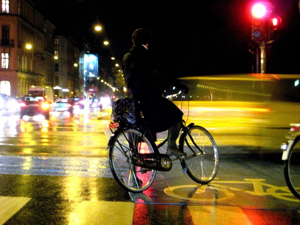 Bike night. Велосипедист ночью. Ночной велосипед. Ночное катание на велосипеде. Катаются на велосипеде ночью.