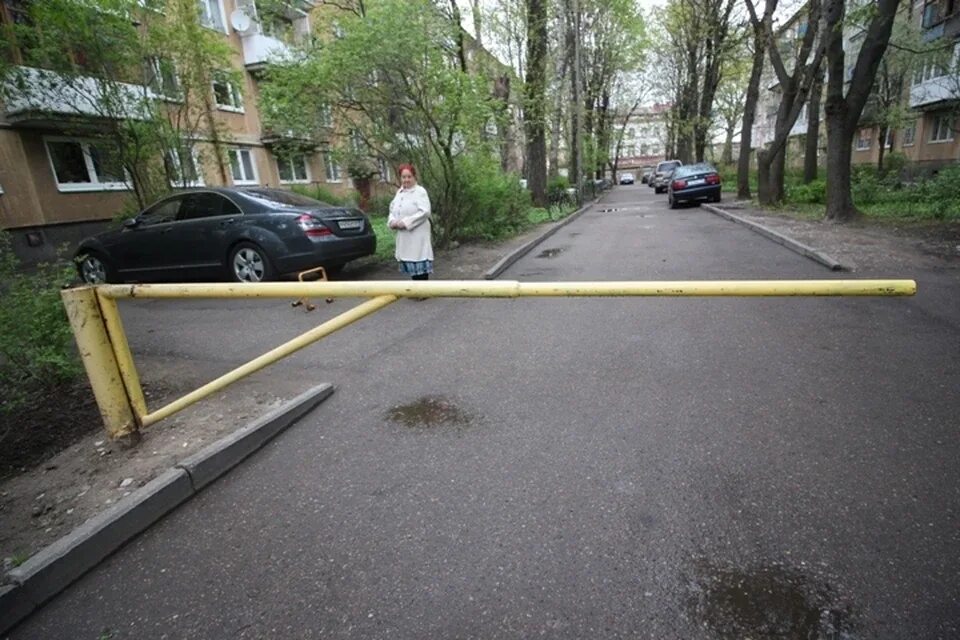 Шлагбаум в мкд. Шлагбаум во дворе. шлагбаум во дворе жилого дома. шлагбаум мкд. шлагбаум в многоквартирном доме.