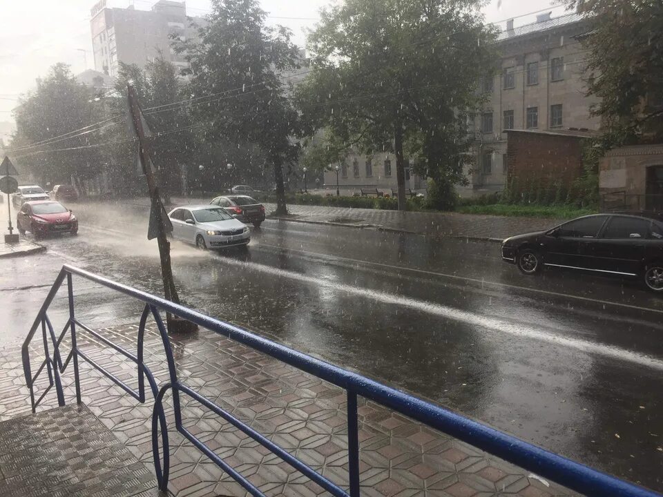 Киров ливень. Дождь в Кирове. Иваново дождь. Ливень фото.