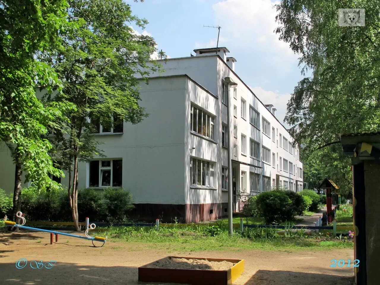 Снежные постройки в детском саду на участке. Зима в саду. Сад в снегу. Гимназия свиблово 1 корпус. Снежный сад.
