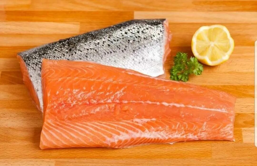 Форель слабосоленая филе. Форель гравлакс. Форель и соль. Форель и соль. Форель чавыча слабосоленая.