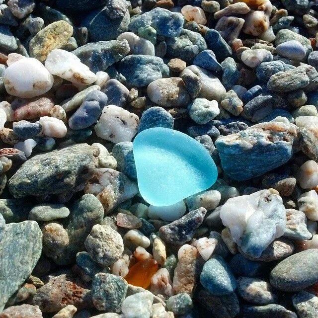 Голубой камень на море. Маникюр морская галька. Голубой аквамарин. Морские стеклянные камни. Голубой аквамарин камень.