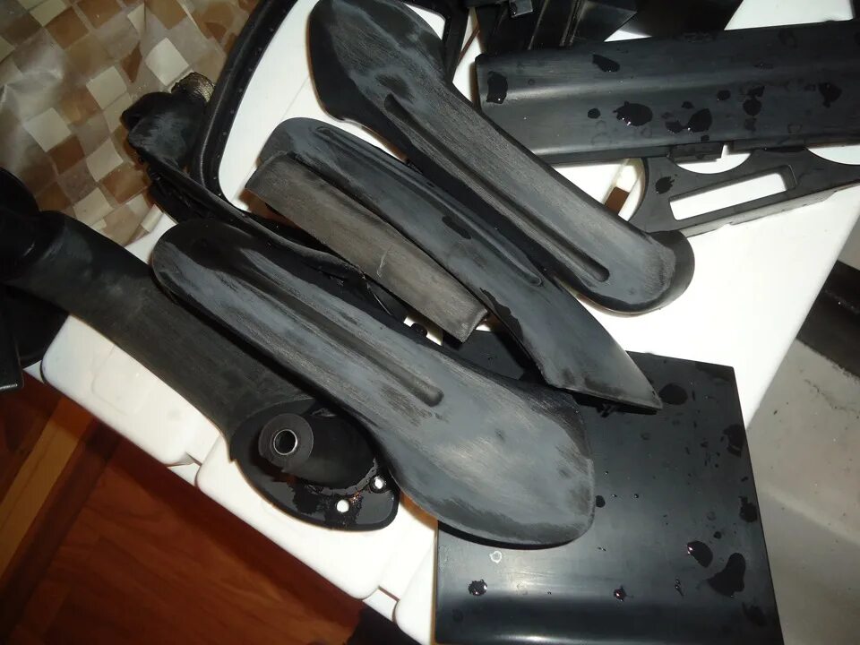 Пластиковый кузовной элемент на volkswagen golf 4. Покраска пластика софт тач. Golf r32 2002. Накладка бампера гольф 4. Пластик салона гольф 4.