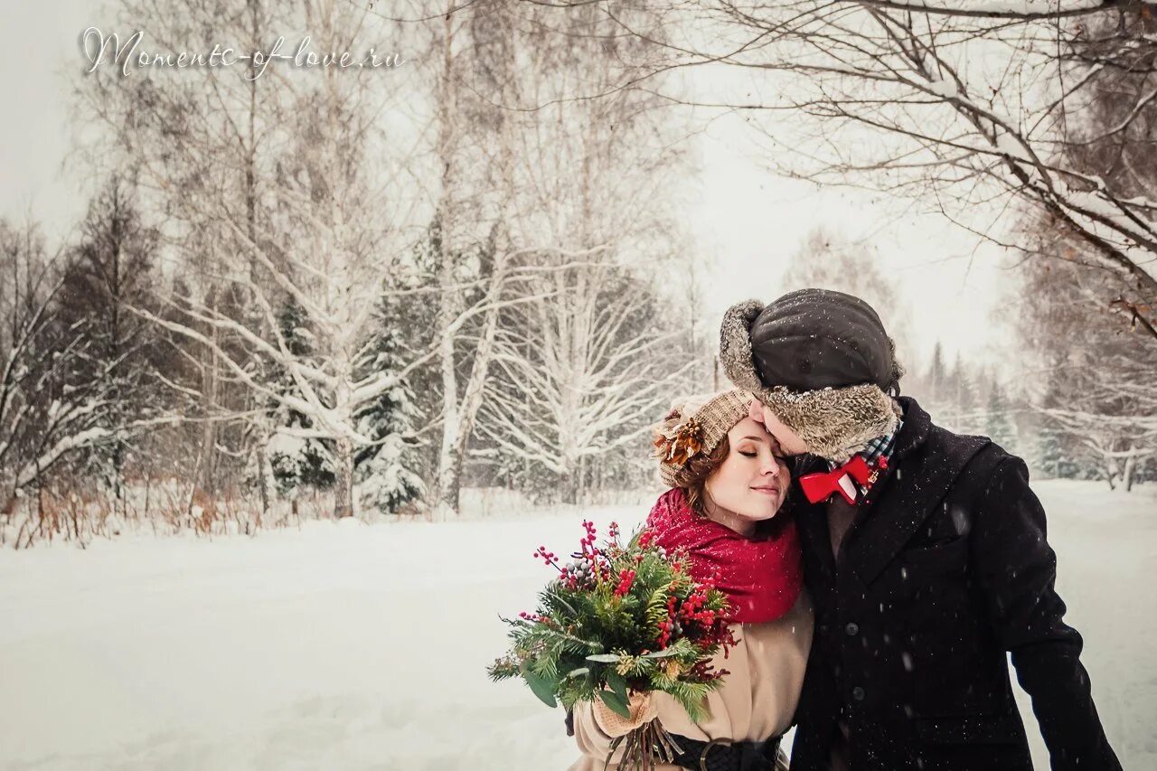 Зимняя сказка любовь. Пара зимой. Я поменял тебя на зимнюю женщину сорокалетнюю. Я поменял тебя на зимнюю женщину сорокалетнюю. Мужчина и женщина зимой.