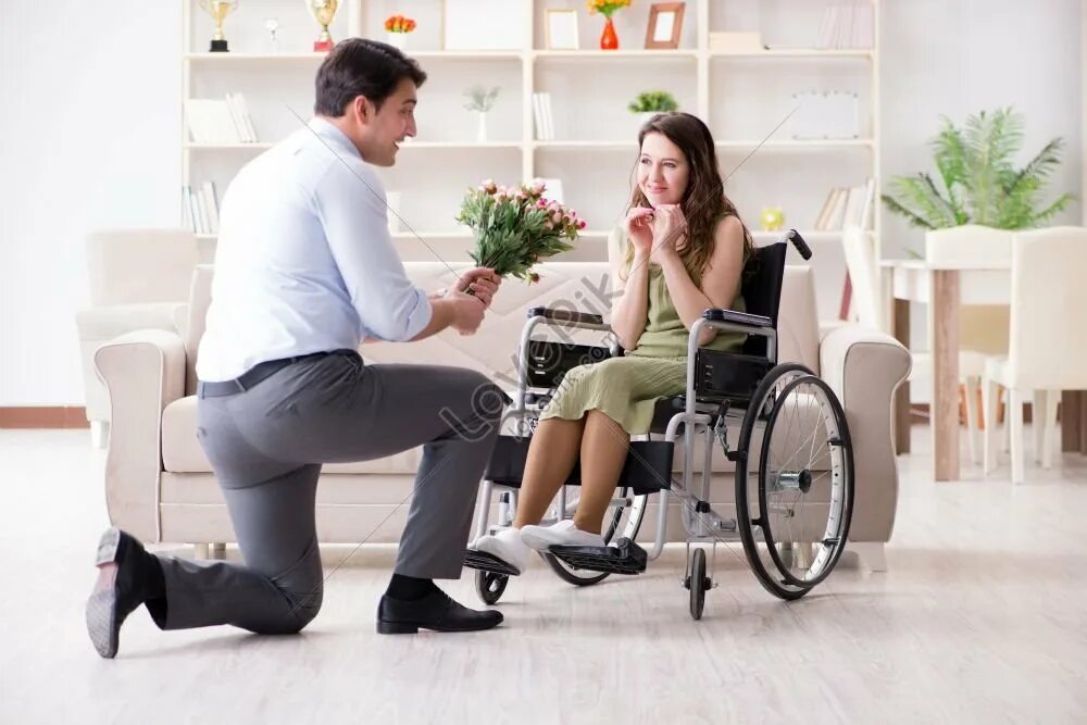 Жена инвалид изменяю. Брак с инвалидом. Женщина выполняет мужскую работу. Мужчина в инвалидной коляске и девушка. Безработная жена.