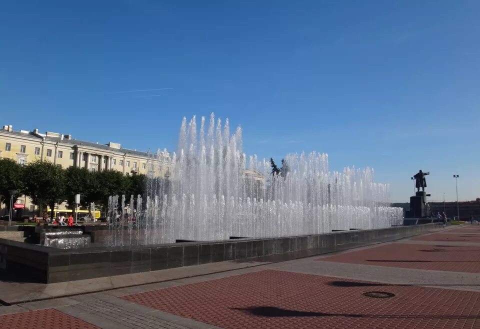 Пл ленина спб. Площадь Ленина фонтаны СПБ. Финляндский вокзал фонтаны. Фонтаны СПБ Финляндский вокзал. Фонтаны СПБ Поющие на Финляндском вокзале.