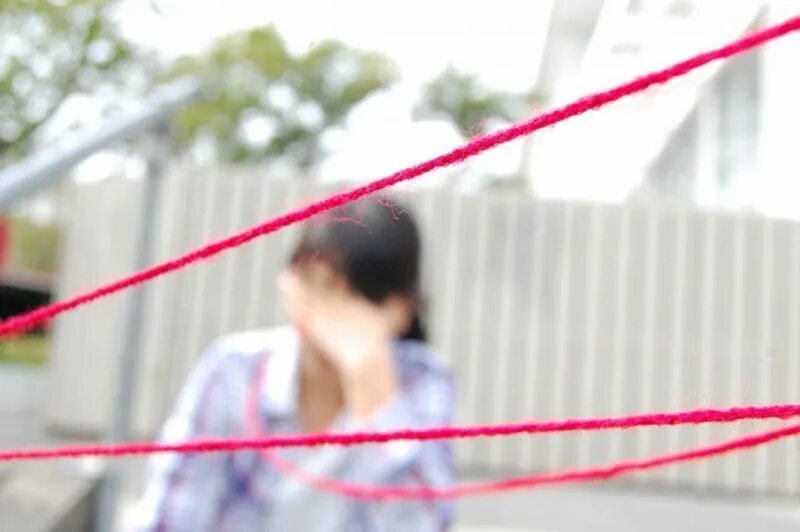 Молитва при завязывании красной нити на запястье. Разорванная красная нить. Заговор на красную нить. Разорванные нити. Браслет желаний красная нить.