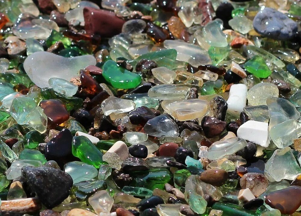 Какой камень плавает. Уссури стеклянный пляж. Море со стеклянными камнями. Прозрачный камень. Зеленые камни на море.
