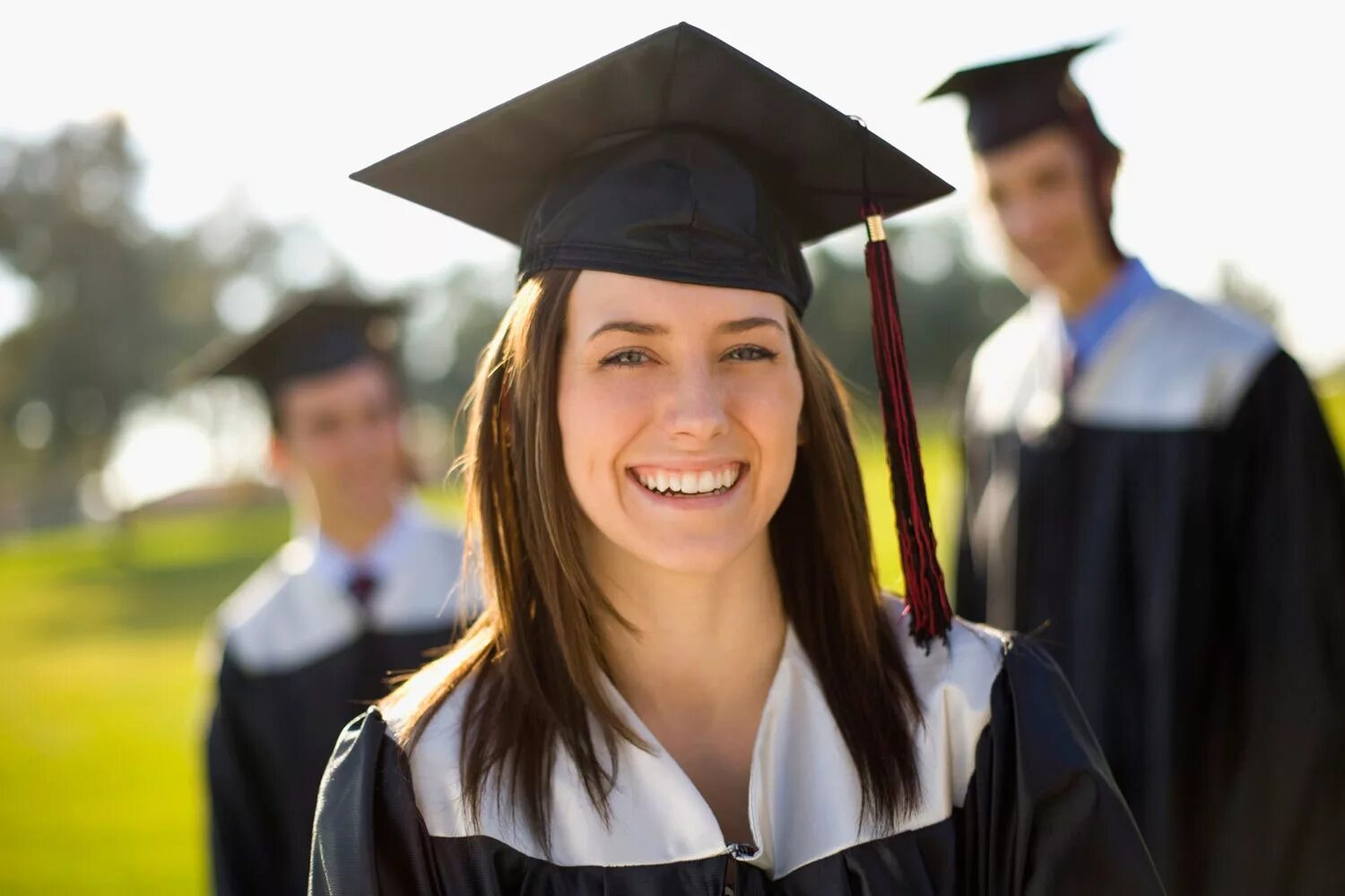 Выпускник без опыта работы. Безработица студентов. Выпускной в университете. Занятость выпускников. Вручение дипломов в астраханской филармонии.