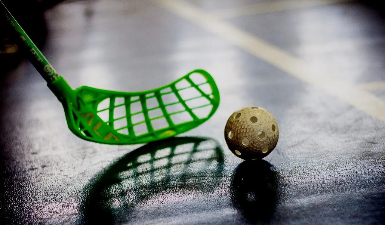 Floorball. НФФР флорбол. Флорбол игра. Флорбол хоккей. Мяч для флорбола.