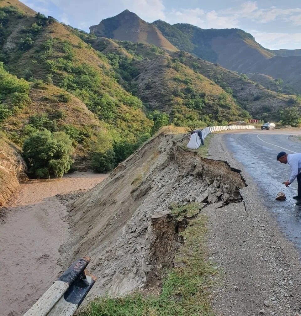Дагестан потоки. Селевой поток дагестан август 2021. Селевой поток дагестан август 2021. Дагестан потоки. Карадахская теснина селевой поток.