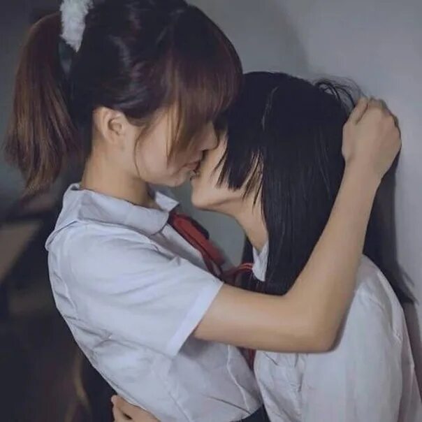 Japanese girl lesbian. Японский поцелуй девушек. Японские девушки лесби. Две сестры целуются.