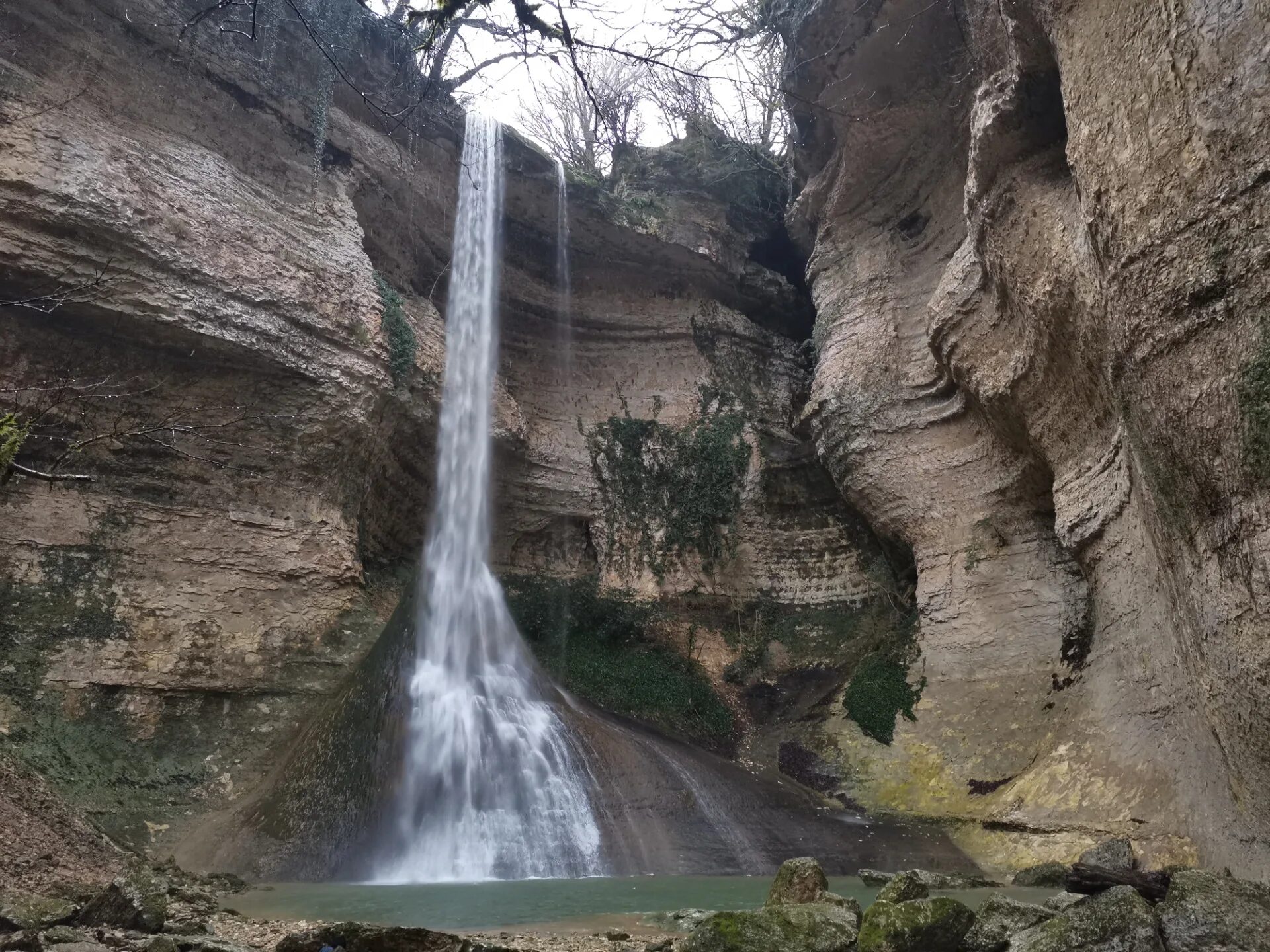 Шакуранских водопадов. Шакуранский каньон абхазия. Шакуранский водопад шакуранский каньон. Кодорское ущелье шакуранский водопад. Шакуранский водопад в абхазии.